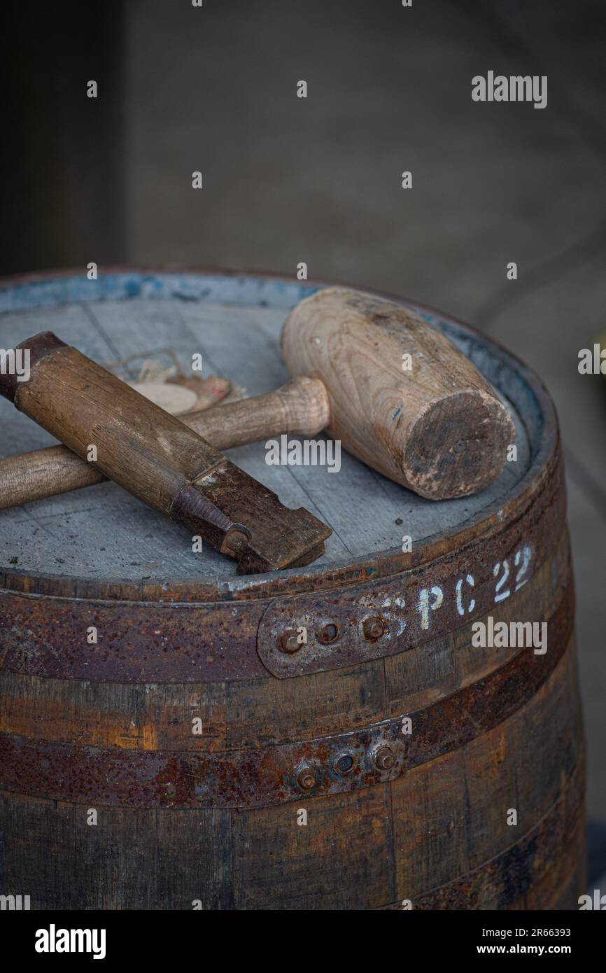 Sécuriser les cerceaux d'un fût de whisky à la distillerie d'Arbikie Banque D'Images