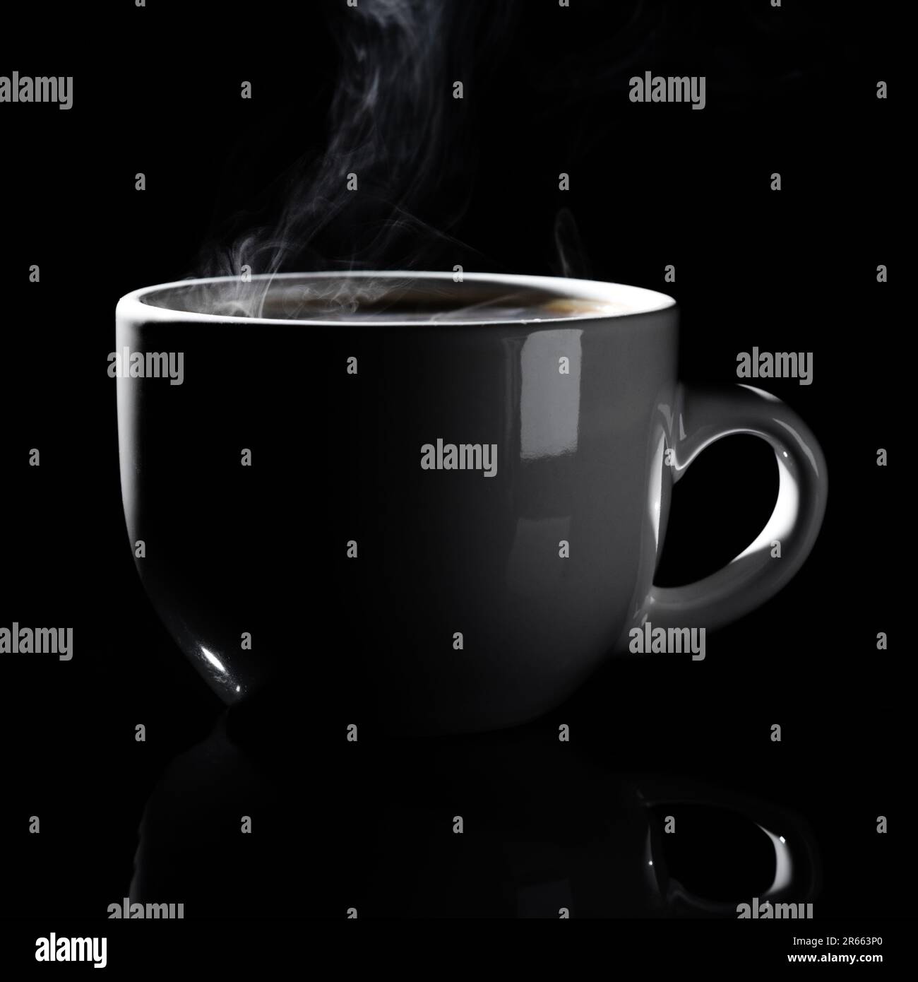 Photographie en studio d'une tasse à café blanc isolée qui se prépare sur fond noir Banque D'Images