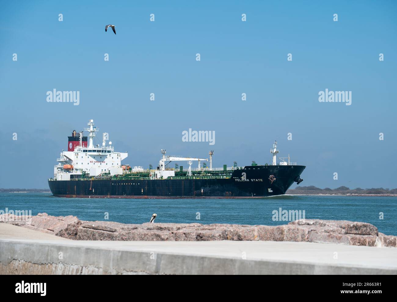 PORT ARANSAS, TX - 26 FÉVRIER 2023 : l'ÉTAT DE PELICAN, un navire pétrolier ravitailleur navigue vers le golfe du Mexique par une jetée sur le canal de navigation de Cor Banque D'Images