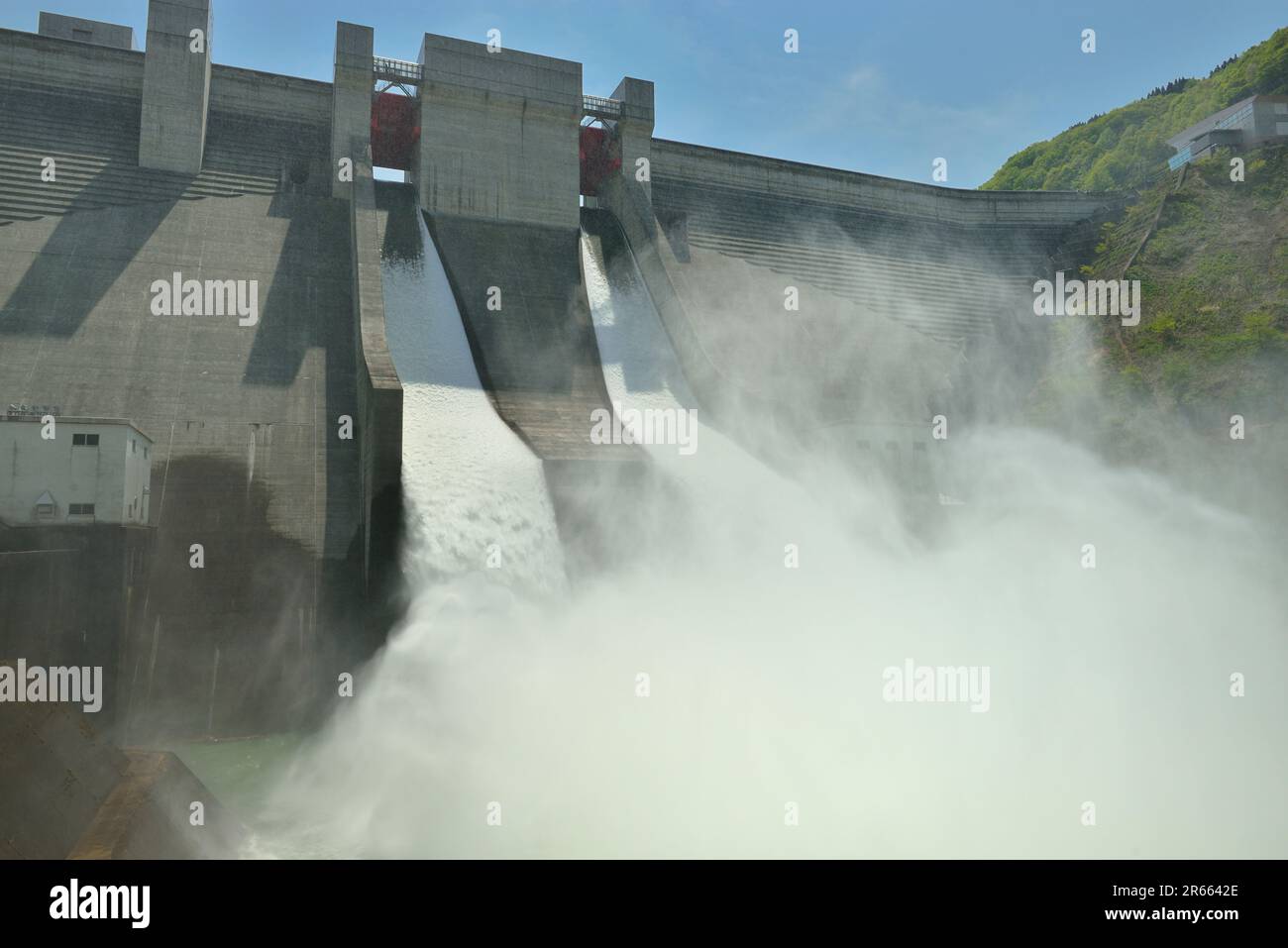 Barrage de Gassan et décharge d'eau Banque D'Images