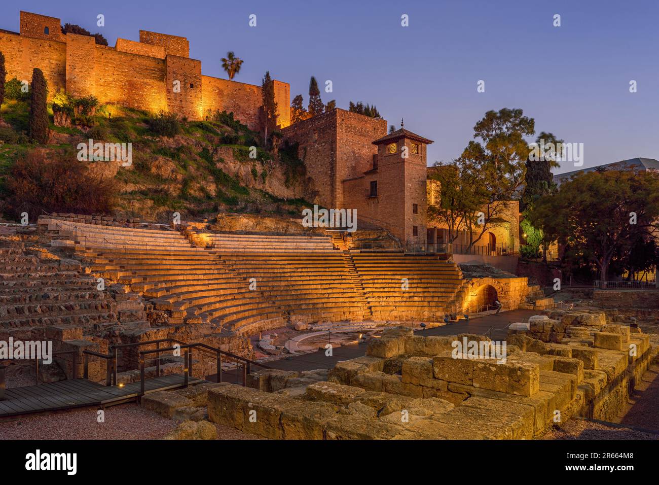 Alcazaba, palais forteresse (citadelle) avec ruines du théâtre romain en premier plan, Malaga, Espagne. Banque D'Images