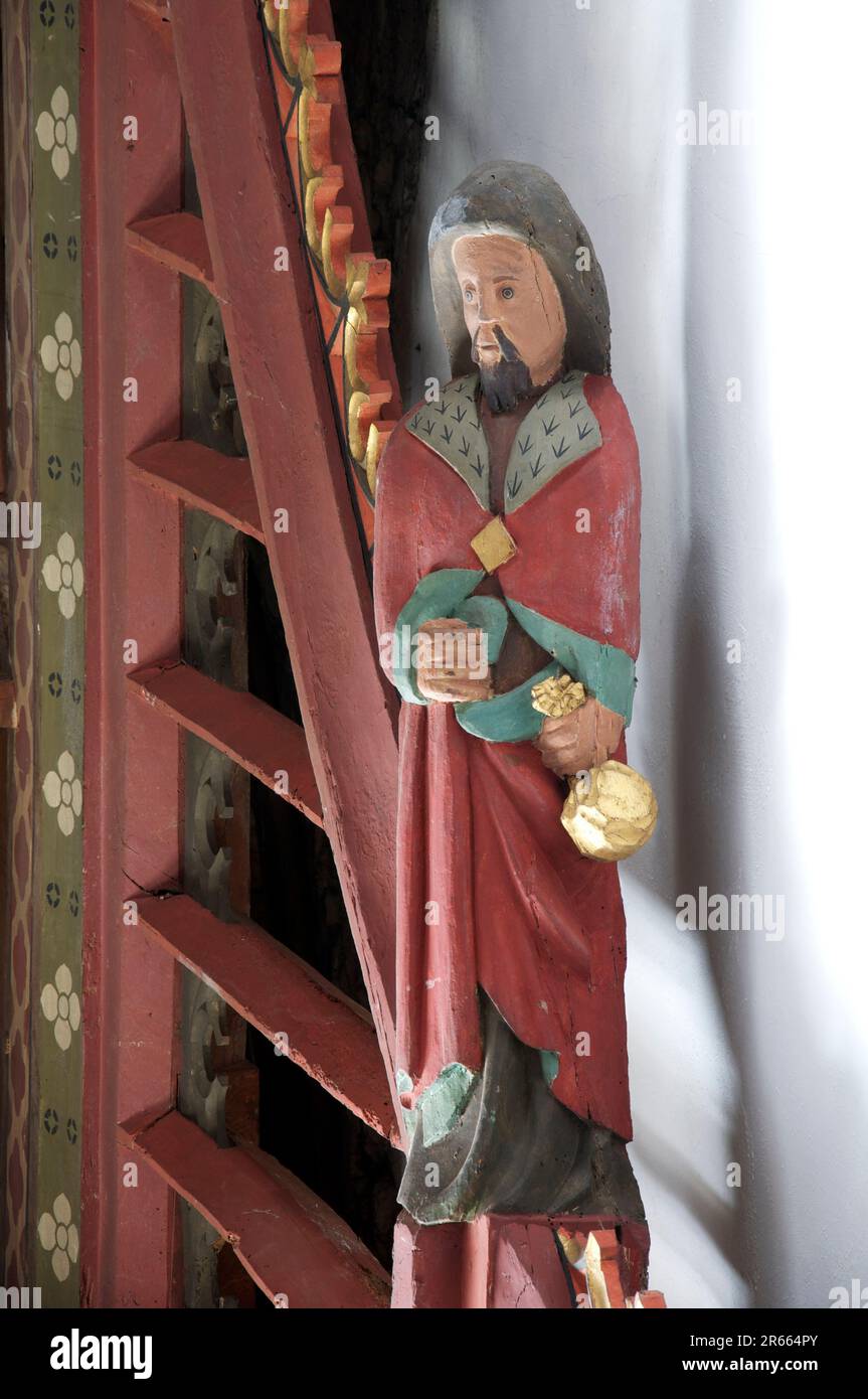 Figurine en chêne de Judas Iscariot, qui a trahi Jésus avec un baiser. Une des sculptures des douze Apôtres de l'église Saint-Jean-Baptiste, Bere Regis, Dorset. Banque D'Images