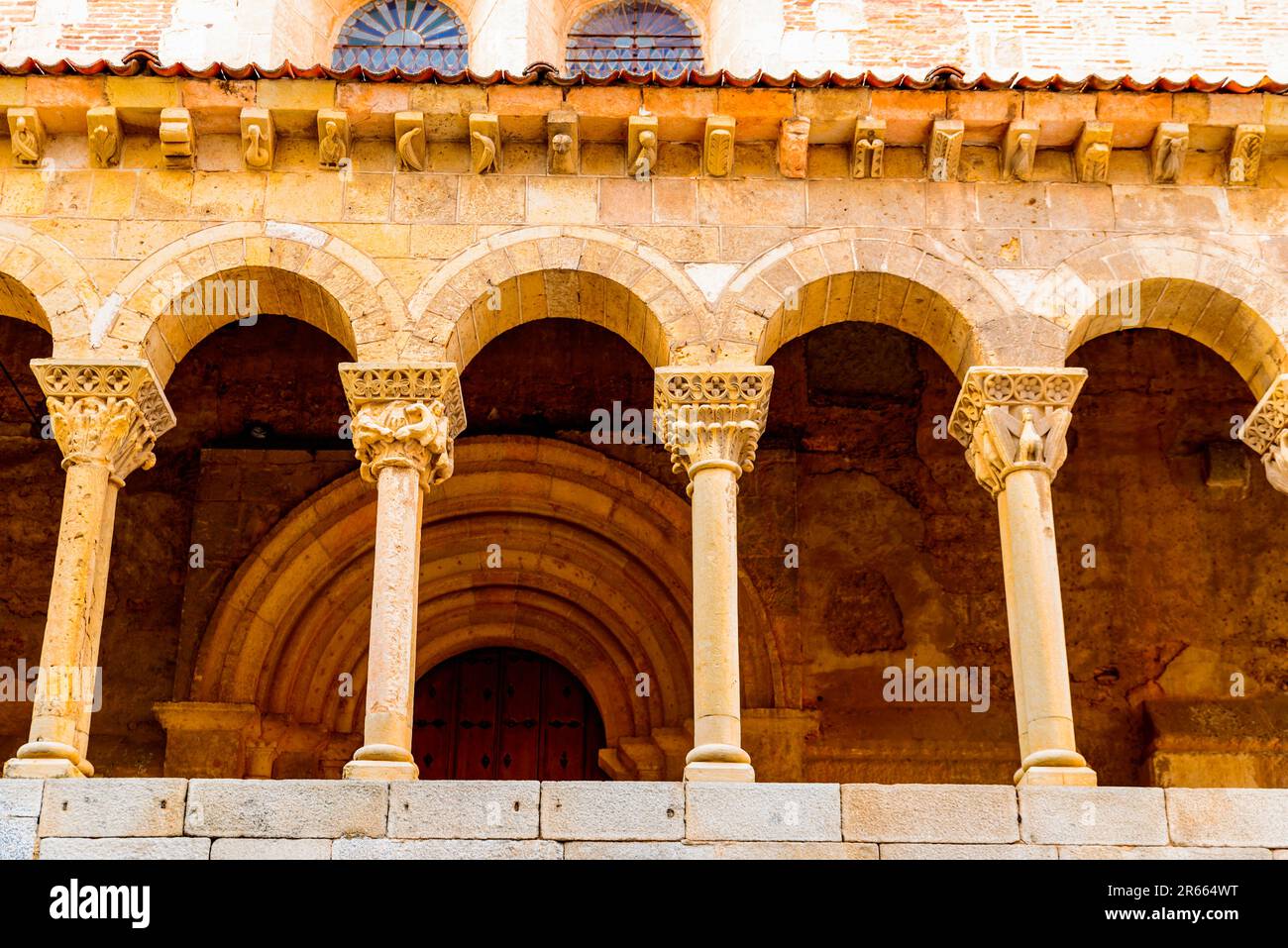 Détail des colonnes de l'atrium. L'église de San Martín est un temple catholique situé dans les murs de la ville espagnole de Segovia, un exemple Banque D'Images