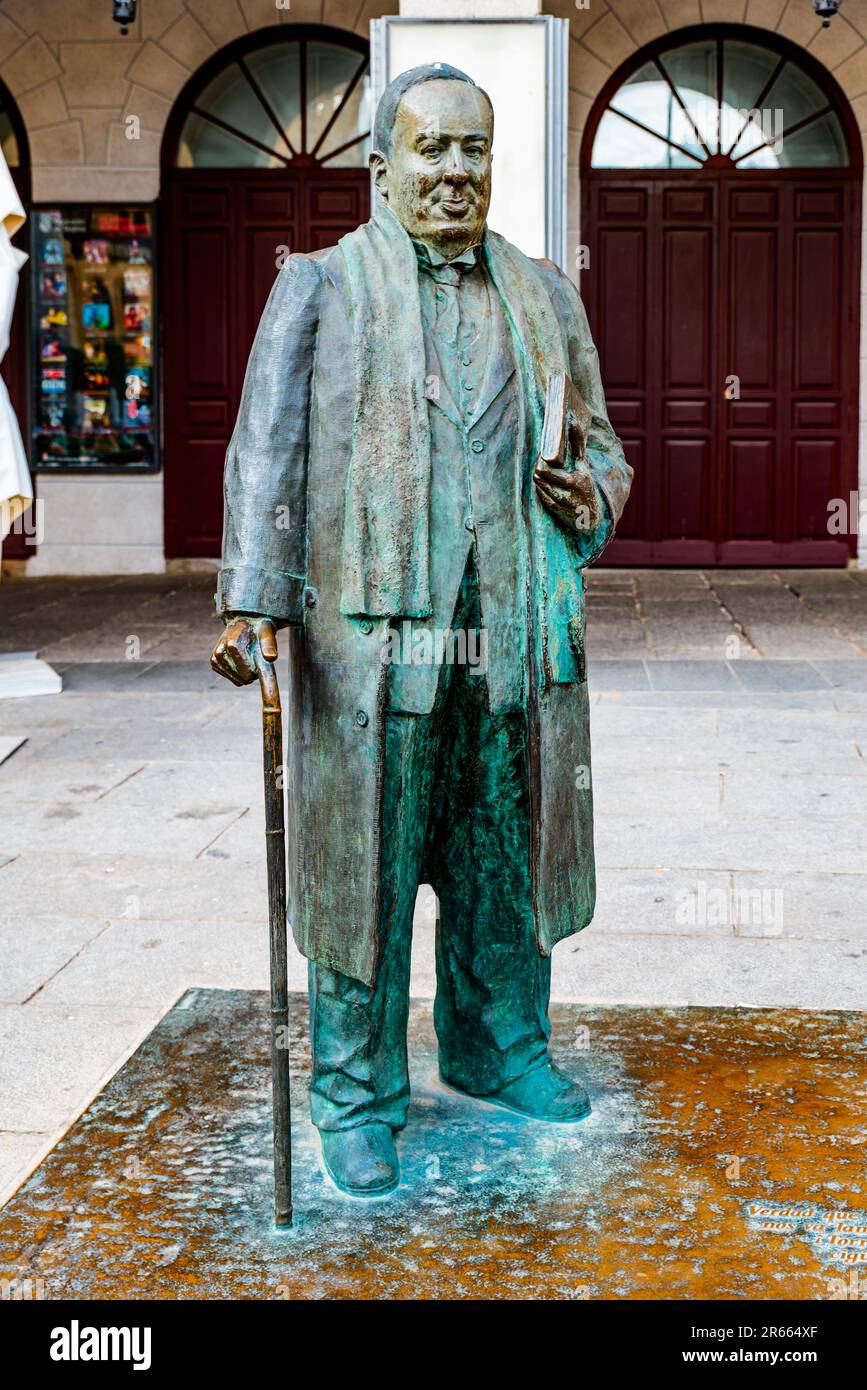 Statue d'Antonio Machado sur la Plaza Mayor - place principale. Antonio Machado était un poète espagnol et l'un des principaux personnages de la littérature espagnole Banque D'Images