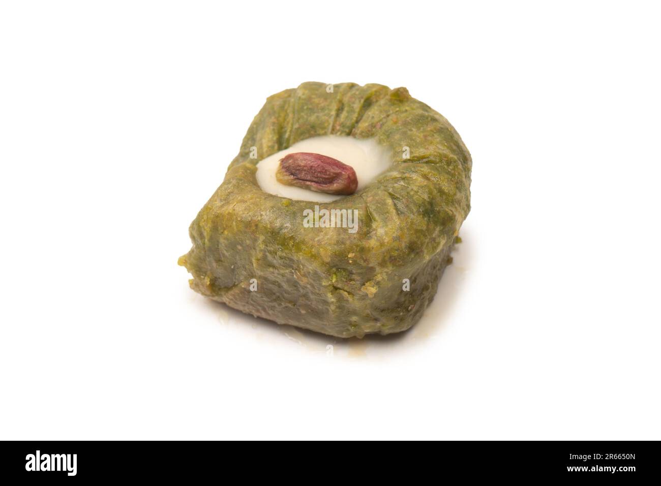 Pistache turque baklava isolée sur fond blanc. Banque D'Images