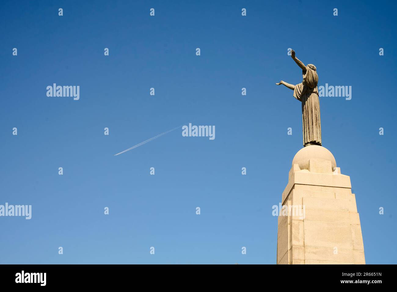 Mémorial de guerre contre le ciel bleu d'été Banque D'Images