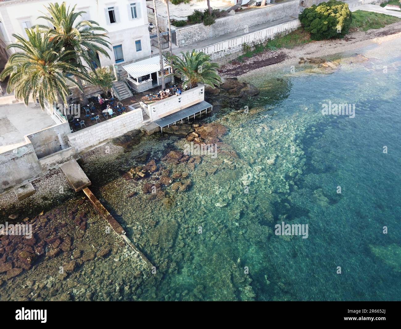 Une vue aérienne d'un café en bord de mer en Croatie Banque D'Images