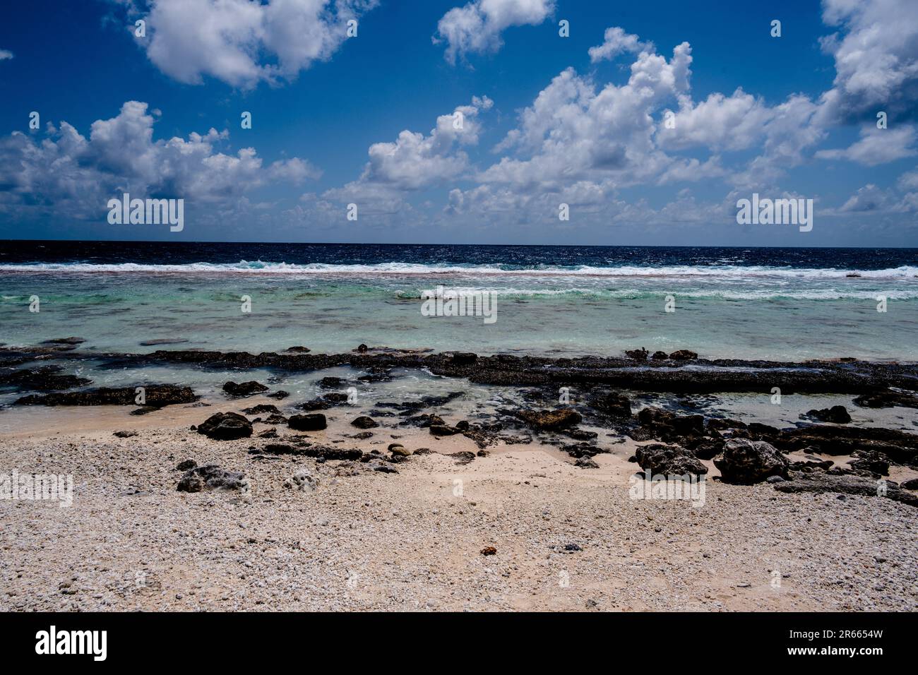 Une photo à grand angle d'une plage rocheuse à Fakarova dans le Pacifique Sud Banque D'Images