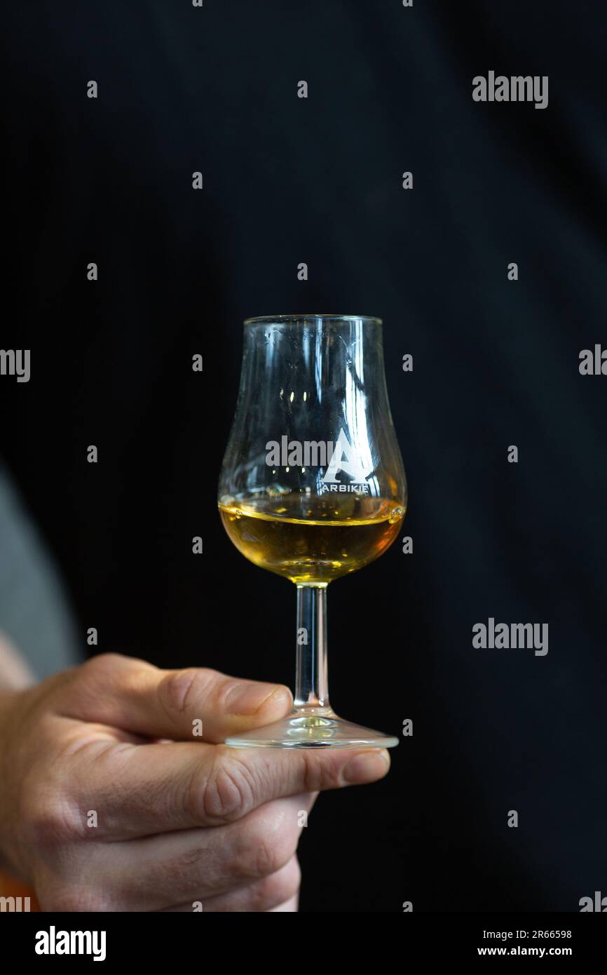 Gros plan d'une main tenant un verre de whisky single malt Arbikie Banque D'Images