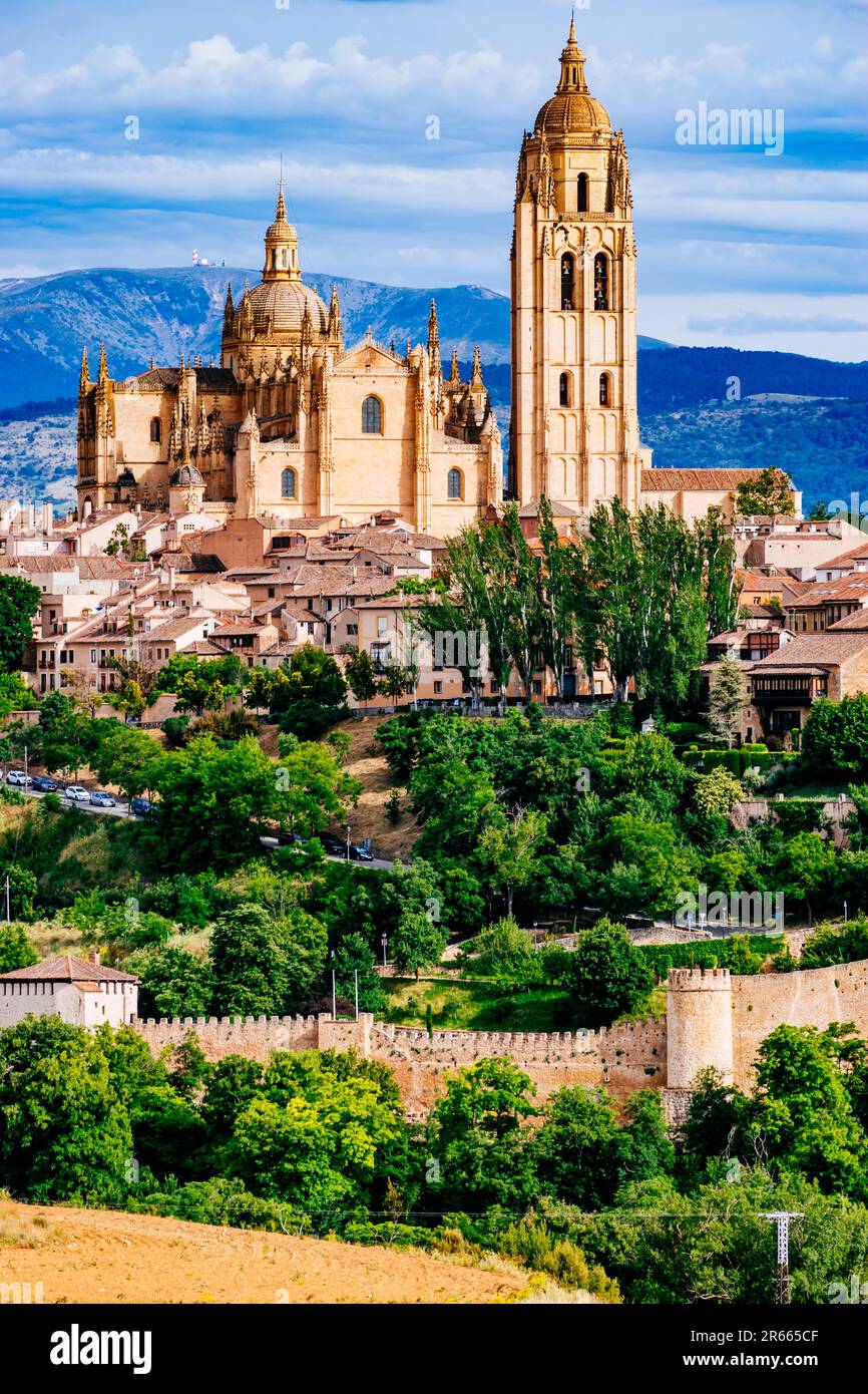 Vue générale sur la cathédrale de Ségovie au sommet de la colline au-dessus des remparts de la ville médiévale. L'église, dédiée à la Vierge Marie, a été construite dans un St gothique Banque D'Images
