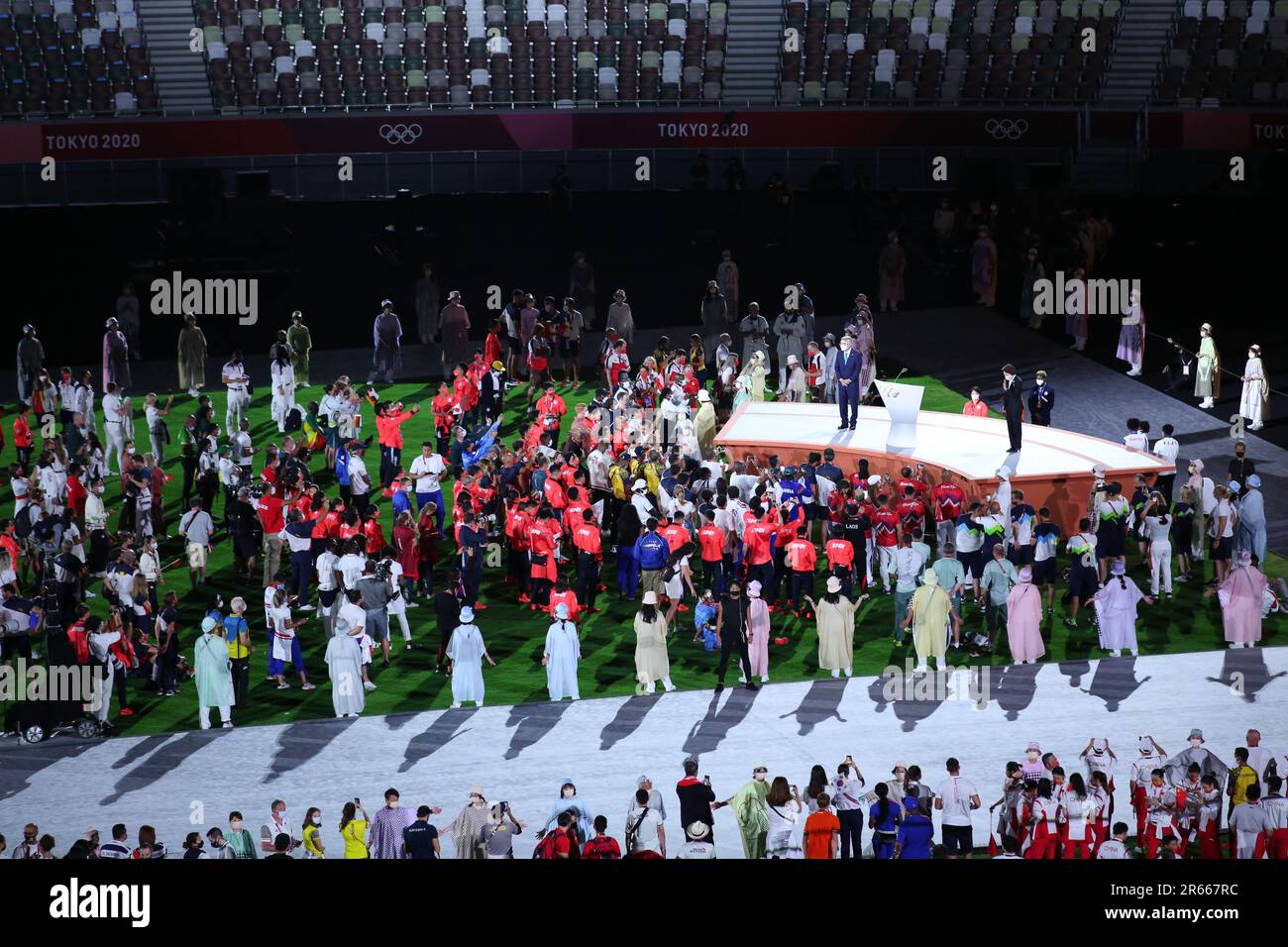 8 AOÛT 2021 - Tokyo, Japon: Seiko Hashimoto, Président du Comité d'organisation des Jeux Olympiques et Paralympiques de Tokyo, s'exprime à côté du Président du Comité International Olympique Thomas Bach lors de la cérémonie de clôture des Jeux Olympiques de Tokyo 2020 au Stade Olympique (photo: Mickael Chavet/RX) Banque D'Images