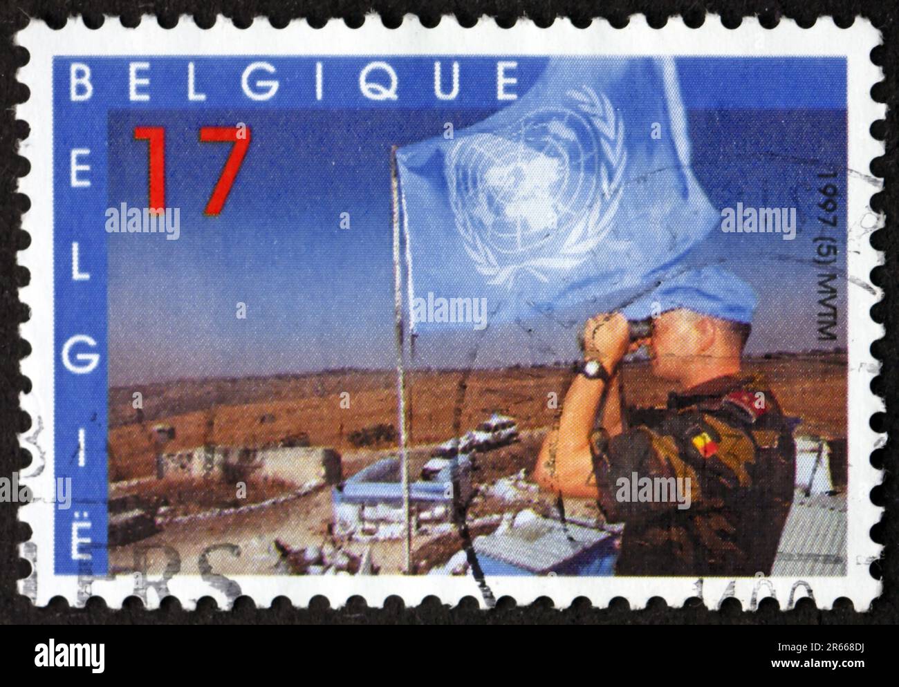 BELGIQUE - VERS 1997 : un timbre imprimé en Belgique montre des casques bleus, des forces de maintien de la paix de l'ONU, vers 1997 Banque D'Images