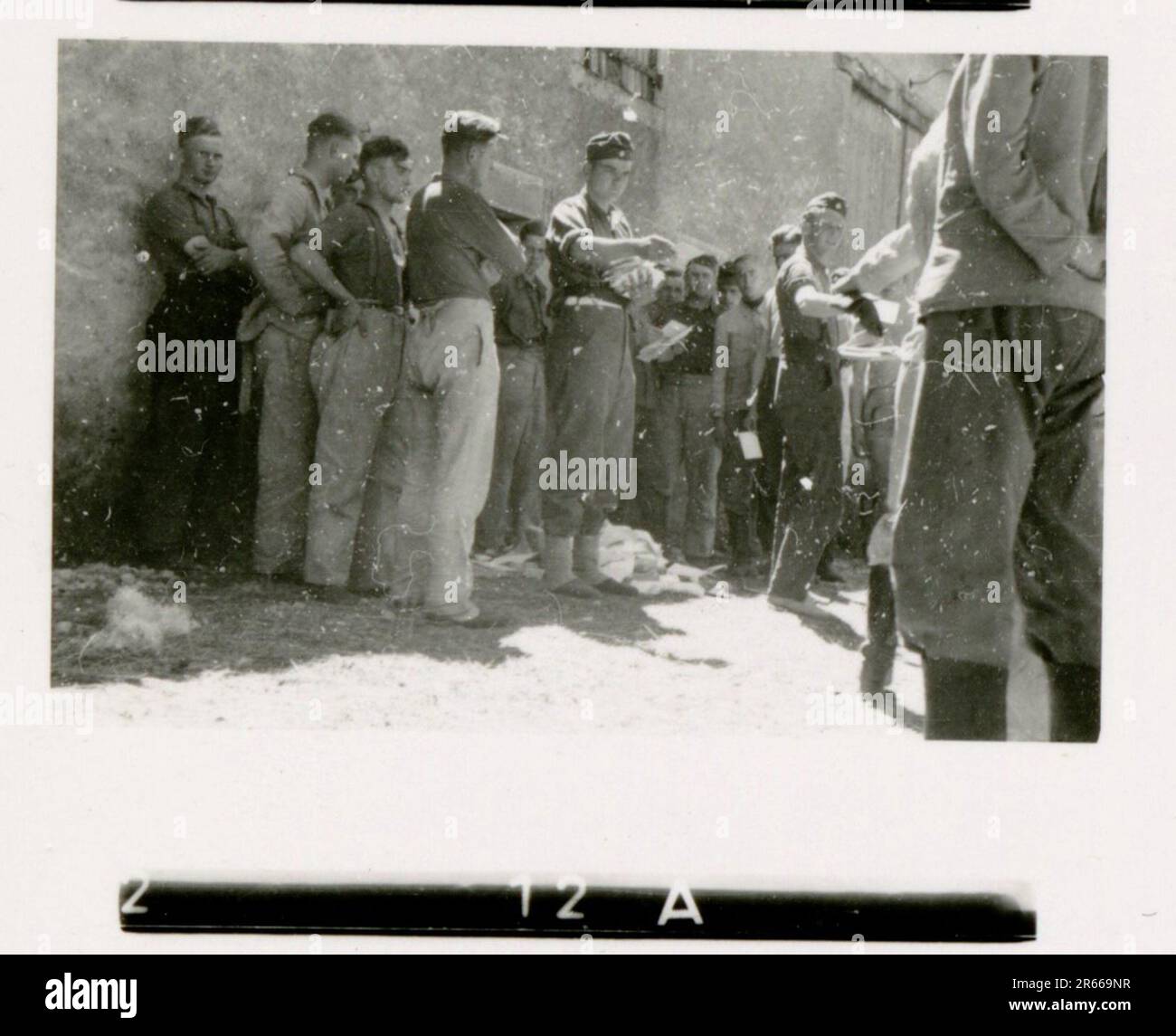 SS photographe Bergmann, Johannes, Leibstandarte Adolf Hitler, France 1940 Bivouac et activités quotidiennes sur le terrain; tombes allemandes; train avec des réfugiés; infanterie de marche; remise de troupes et de prisonniers de guerre français; unité antiaérienne de petit et de grand calibre; capture de l'aérodrome français avec des avions de chasse; capture de la voiture du personnel français avec des papiers et des cartes; Cérémonie de remise des prix de l'unité avec Sepp Dietrich; photos de boursiers individuels et de membres de l'unité; activités post-armistice telles que l'entretien des véhicules, la détente des membres de l'unité, la formation physique de l'unité, et autres tâches quotidiennes, photos de paysage o Banque D'Images