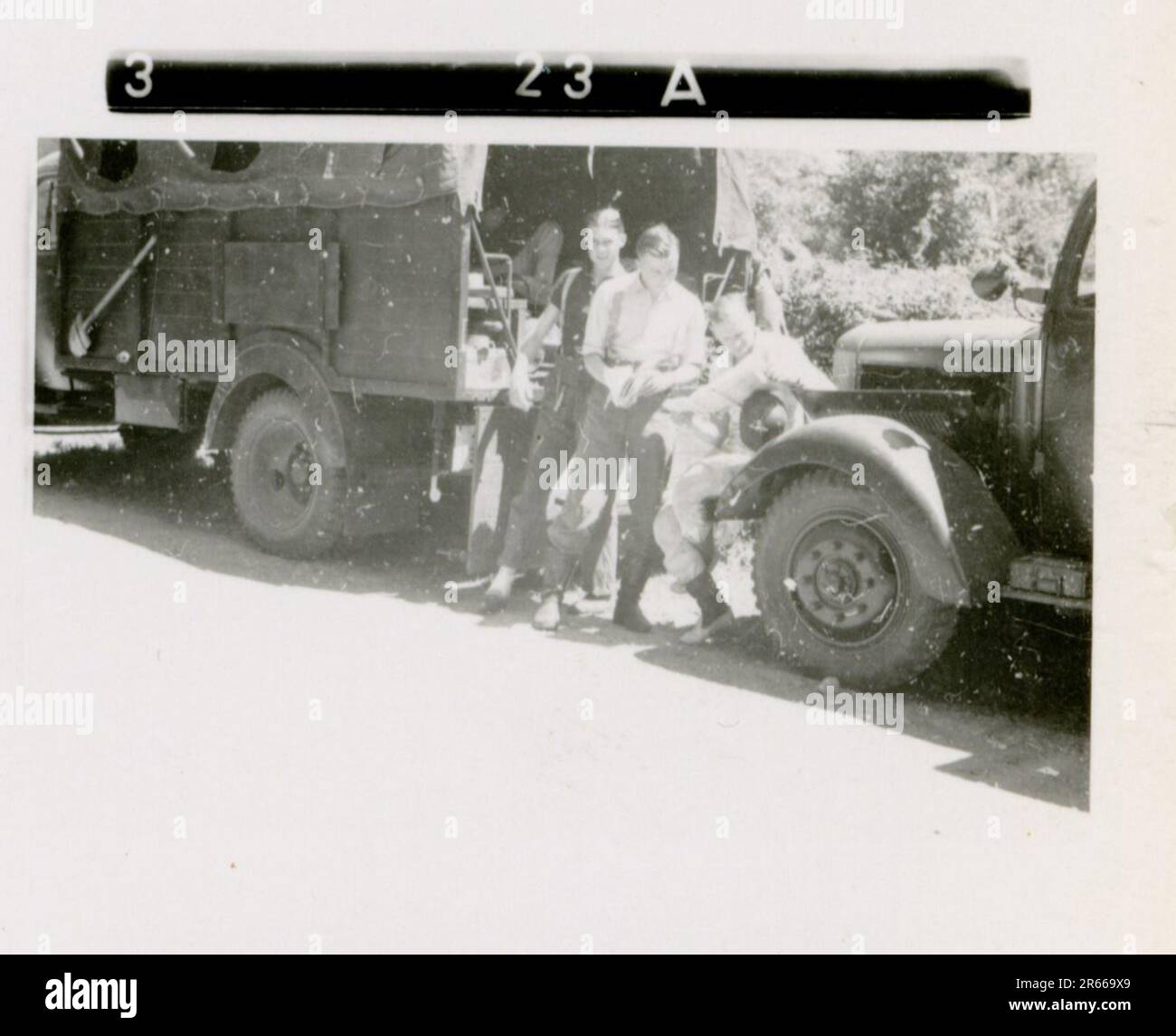 SS photographe Bergmann, Johannes, Leibstandarte Adolf Hitler, France 1940 Bivouac et activités quotidiennes sur le terrain; tombes allemandes; train avec des réfugiés; infanterie de marche; remise de troupes et de prisonniers de guerre français; unité antiaérienne de petit et de grand calibre; capture de l'aérodrome français avec des avions de chasse; capture de la voiture du personnel français avec des papiers et des cartes; Cérémonie de remise des prix de l'unité avec Sepp Dietrich; photos de boursiers individuels et de membres de l'unité; activités post-armistice telles que l'entretien des véhicules, la détente des membres de l'unité, la formation physique de l'unité, et autres tâches quotidiennes, photos de paysage o Banque D'Images