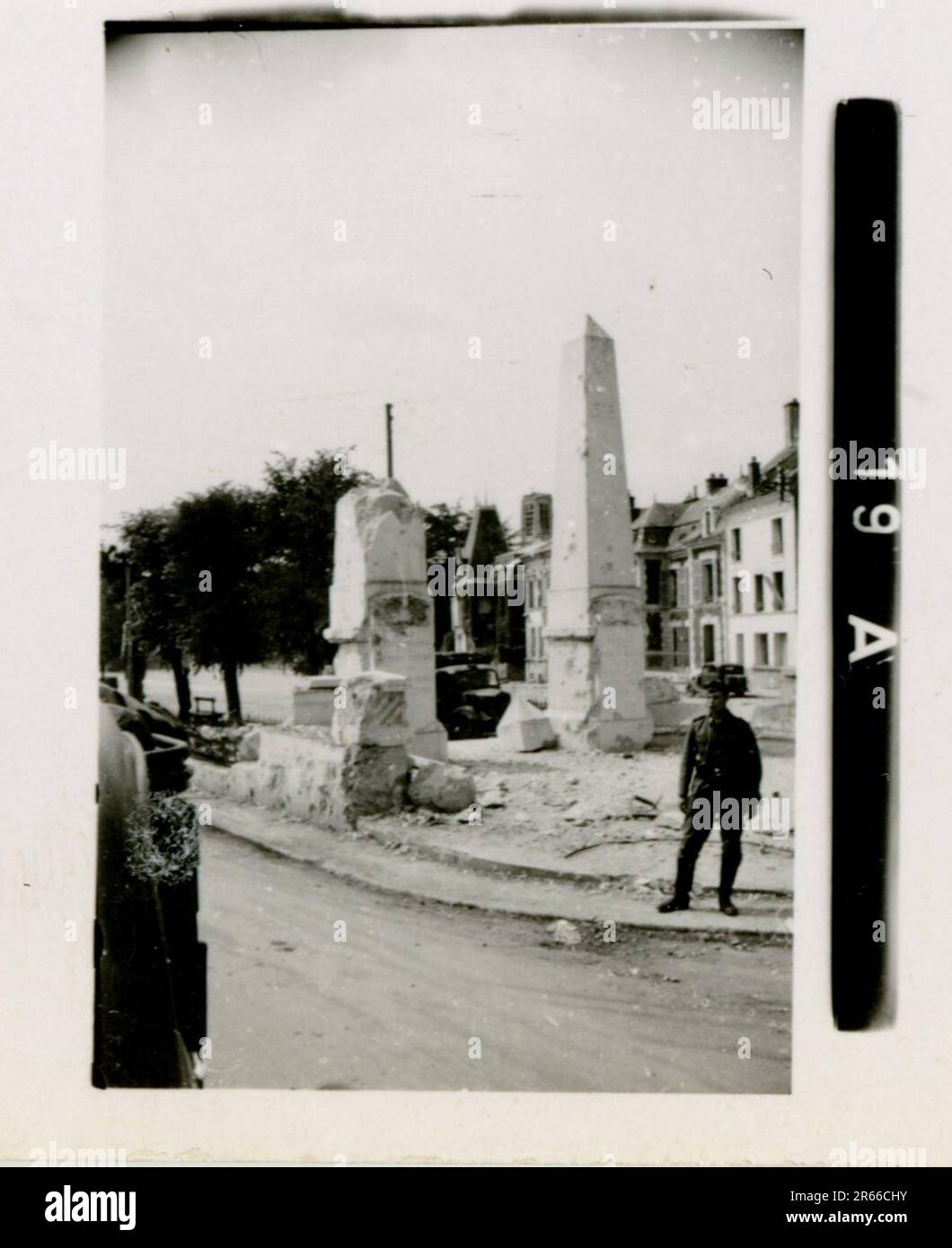 SS photographe Bergmann, Johannes, Leibstandarte Adolf Hitler, France 1940 Bivouac et activités quotidiennes sur le terrain; tombes allemandes; train avec des réfugiés; infanterie de marche; remise de troupes et de prisonniers de guerre français; unité antiaérienne de petit et de grand calibre; capture de l'aérodrome français avec des avions de chasse; capture de la voiture du personnel français avec des papiers et des cartes; Cérémonie de remise des prix de l'unité avec Sepp Dietrich; photos de boursiers individuels et de membres de l'unité; activités post-armistice telles que l'entretien des véhicules, la détente des membres de l'unité, la formation physique de l'unité, et autres tâches quotidiennes, photos de paysage o Banque D'Images