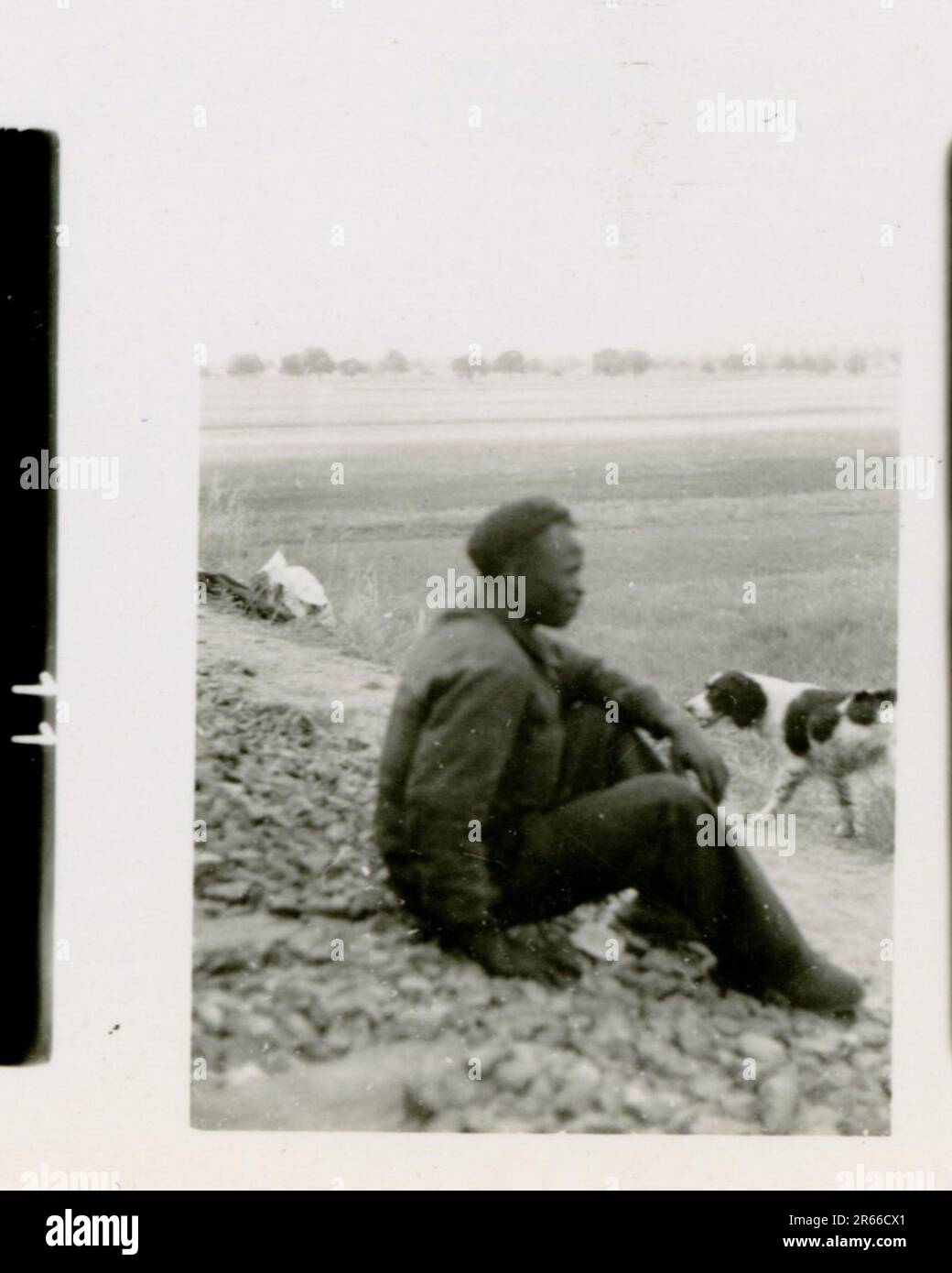 SS photographe Bergmann, Johannes, Leibstandarte Adolf Hitler, France 1940 Bivouac et activités quotidiennes sur le terrain; tombes allemandes; train avec des réfugiés; infanterie de marche; remise de troupes et de prisonniers de guerre français; unité antiaérienne de petit et de grand calibre; capture de l'aérodrome français avec des avions de chasse; capture de la voiture du personnel français avec des papiers et des cartes; Cérémonie de remise des prix de l'unité avec Sepp Dietrich; photos de boursiers individuels et de membres de l'unité; activités post-armistice telles que l'entretien des véhicules, la détente des membres de l'unité, la formation physique de l'unité, et autres tâches quotidiennes, photos de paysage o Banque D'Images