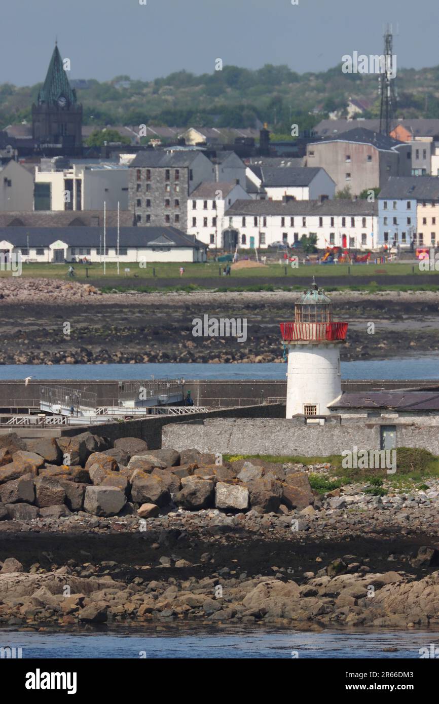 Mutton Island Lighthouse au large de la côte de Galway, comté de Galway, Irlande Banque D'Images