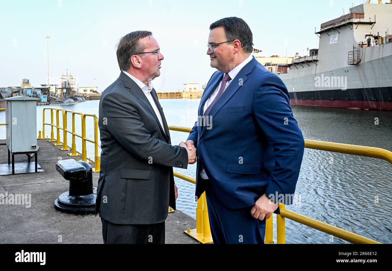 Mumbai, Inde. 07th juin 2023. Boris Pistorius (SPD, l), ministre fédéral de la Défense, s'entretient avec Oliver Burkhard, président du Conseil exécutif de ThyssenKrupp Marine Systems, lors d'une visite à Mazagon Dock Shipybuilders. Entre autres choses, le ministre veut parler avec les représentants de l'Inde au sujet de la coopération future en matière de politique militaire. Credit: Britta Pedersen/dpa/Alay Live News Banque D'Images