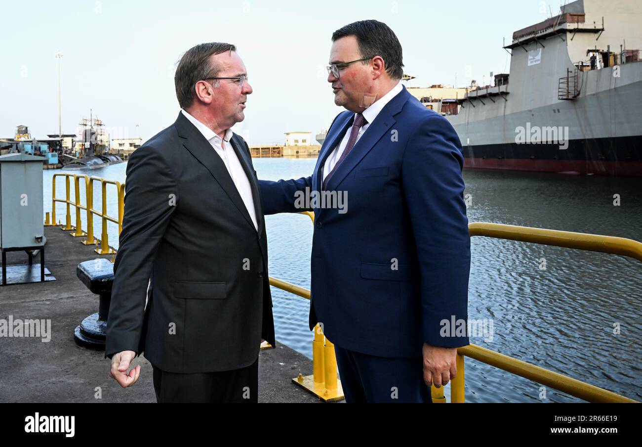 Mumbai, Inde. 07th juin 2023. Boris Pistorius (SPD, l), ministre fédéral de la Défense, s'entretient avec Oliver Burkhard, président du Conseil exécutif de ThyssenKrupp Marine Systems, lors d'une visite à Mazagon Dock Shipybuilders. Entre autres choses, le ministre veut parler avec les représentants de l'Inde au sujet de la coopération future en matière de politique militaire. Credit: Britta Pedersen/dpa/Alay Live News Banque D'Images