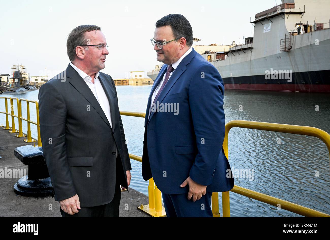 Mumbai, Inde. 07th juin 2023. Boris Pistorius (SPD, l), ministre fédéral de la Défense, s'entretient avec Oliver Burkhard, président du Conseil exécutif de ThyssenKrupp Marine Systems, lors d'une visite à Mazagon Dock Shipybuilders. Entre autres choses, le ministre veut parler avec les représentants de l'Inde au sujet de la coopération future en matière de politique militaire. Credit: Britta Pedersen/dpa/Alay Live News Banque D'Images