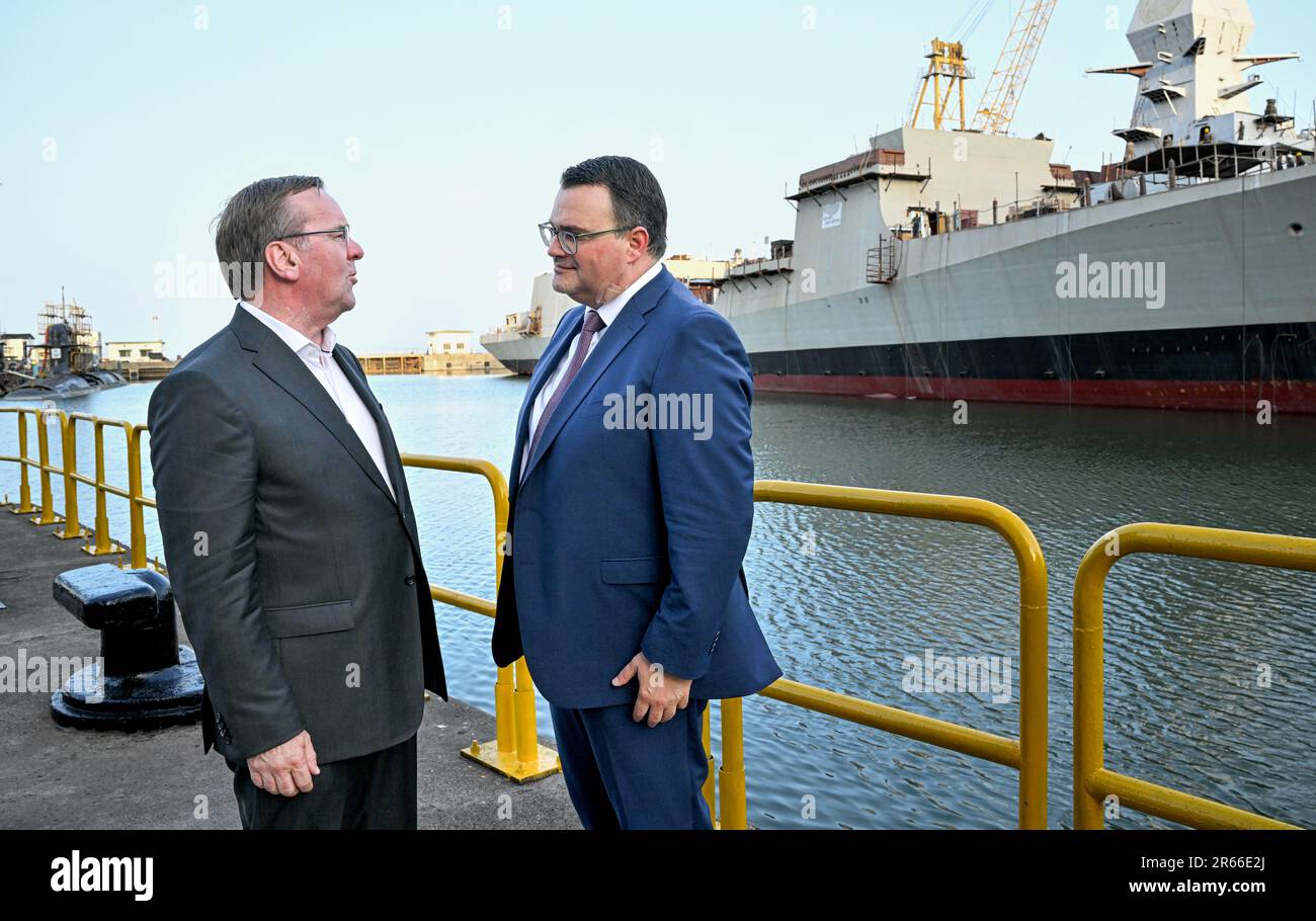 Mumbai, Inde. 07th juin 2023. Boris Pistorius (SPD, l), ministre fédéral de la Défense, s'entretient avec Oliver Burkhard, président du Conseil exécutif de ThyssenKrupp Marine Systems, lors d'une visite à Mazagon Dock Shipybuilders. Entre autres choses, le ministre veut parler avec les représentants de l'Inde au sujet de la coopération future en matière de politique militaire. Credit: Britta Pedersen/dpa/Alay Live News Banque D'Images