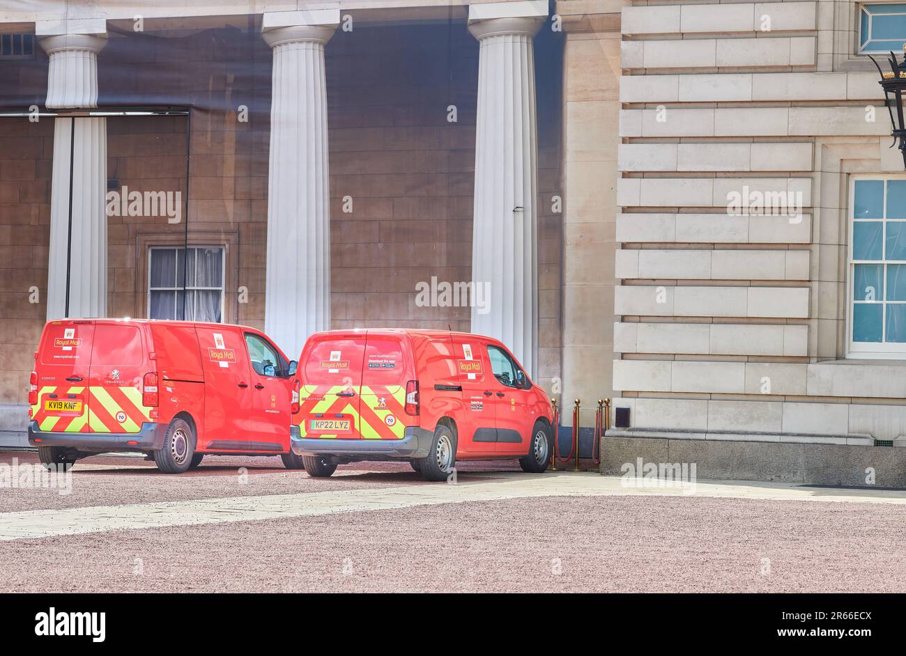Camionnettes de poste garées dans une cour à Buckingham Palace, Londres, Angleterre. Banque D'Images