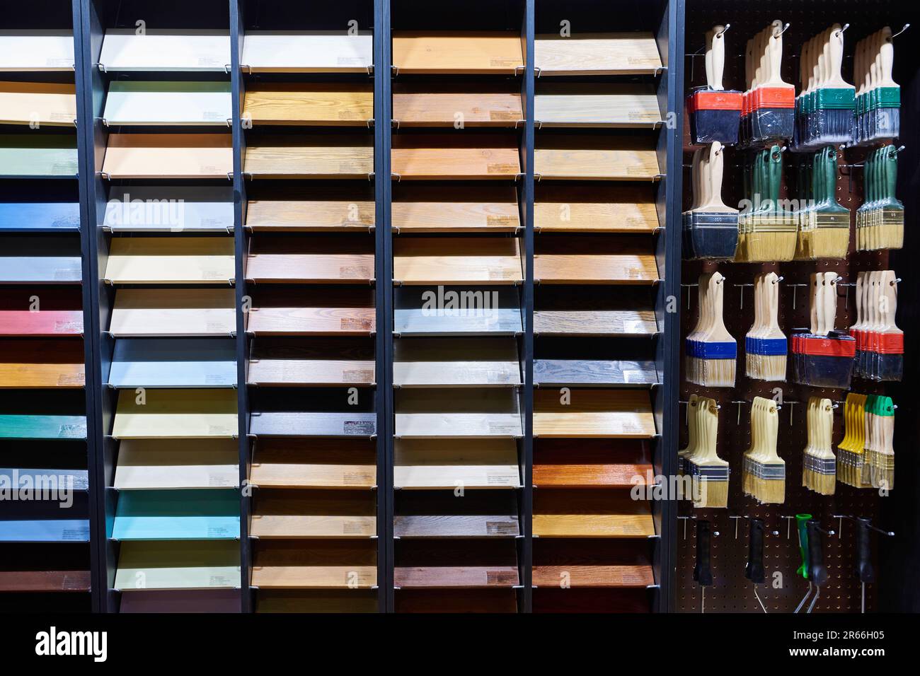 Pinceaux de construction et échantillons de couleurs présentés au magasin Banque D'Images