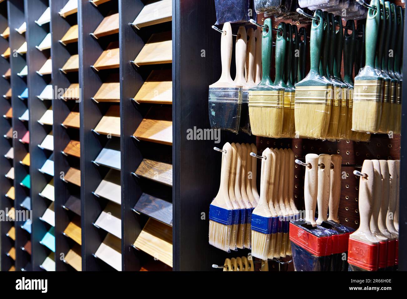 Pinceaux de construction et échantillons de couleurs présentés au magasin Banque D'Images