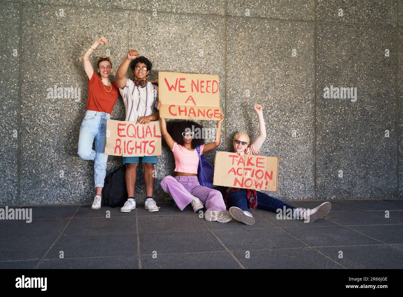 Portrait de jeunes manifestants amis portant des signes d'égalité des droits Banque D'Images