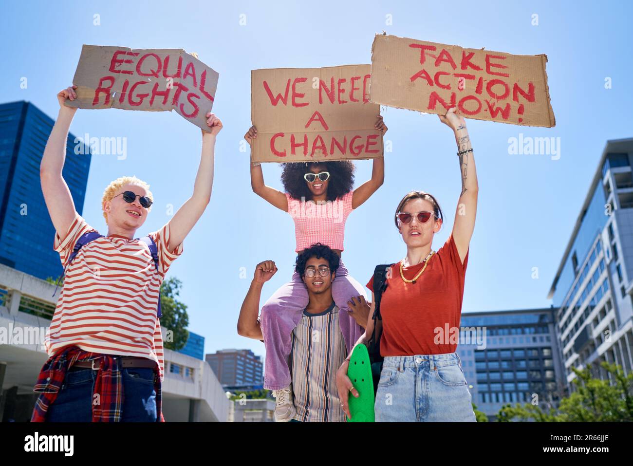 Portrait de jeunes protestants amis tenant des signes d'égalité de droits dans la ville Banque D'Images