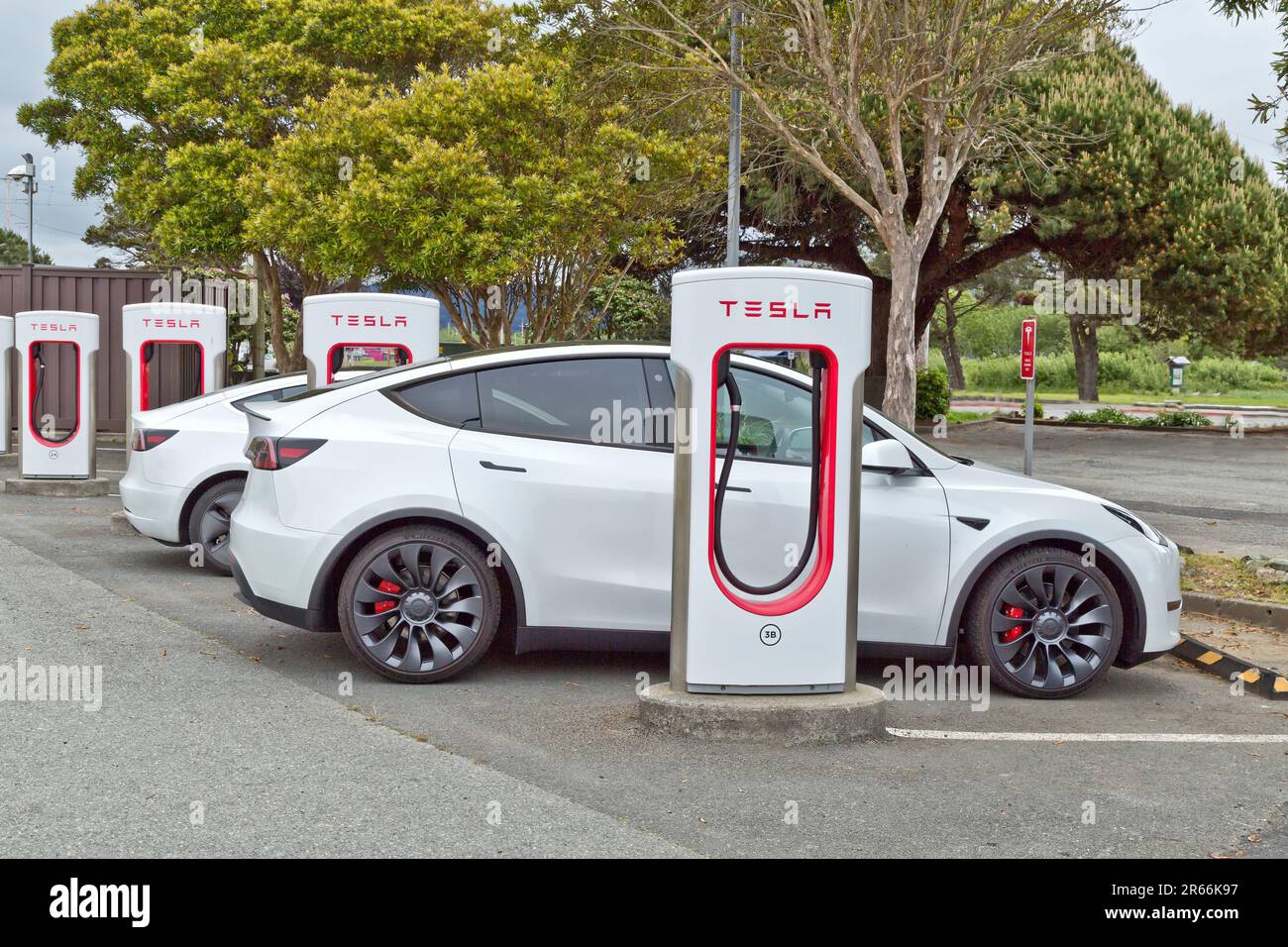 Stations de Supercharger Tesla, convertit 480V AC en 360V DC pour le modèle S, côte ouest de la Californie. Banque D'Images