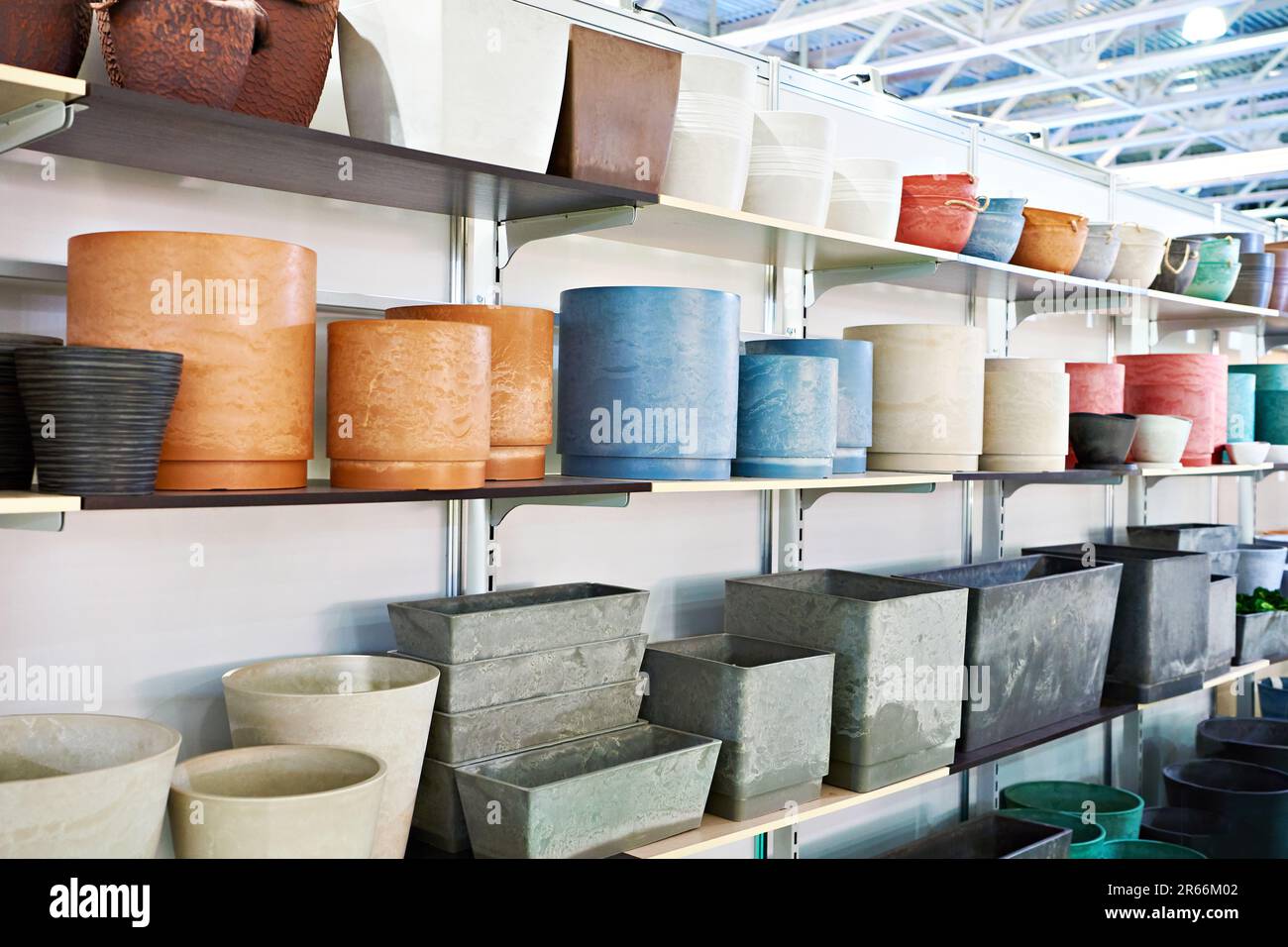 Grands pots d'argile et de pierre artificielle dans le magasin de l'exposition Banque D'Images