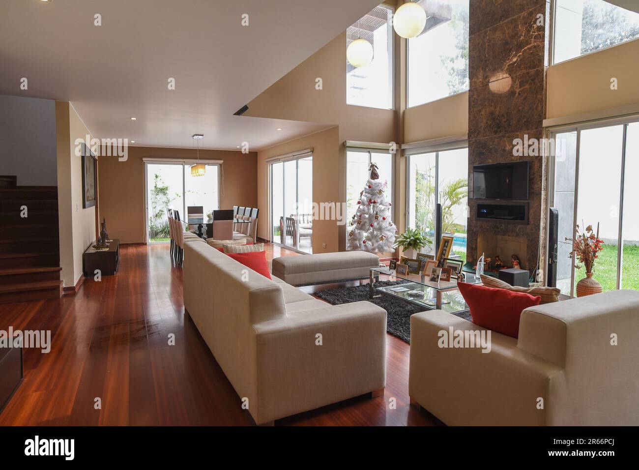 Sala y comedor de casa con mampara y muebles modernes Banque D'Images