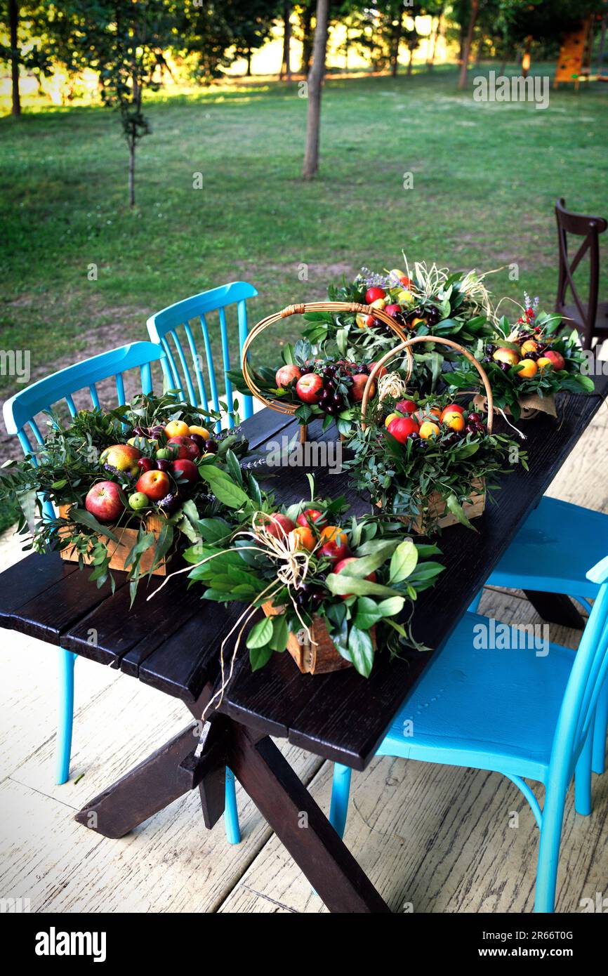Les bouquets comestibles fabriqués par des fleuristes de la cuisine de la classe maître sont disposés sur une table en bois Banque D'Images