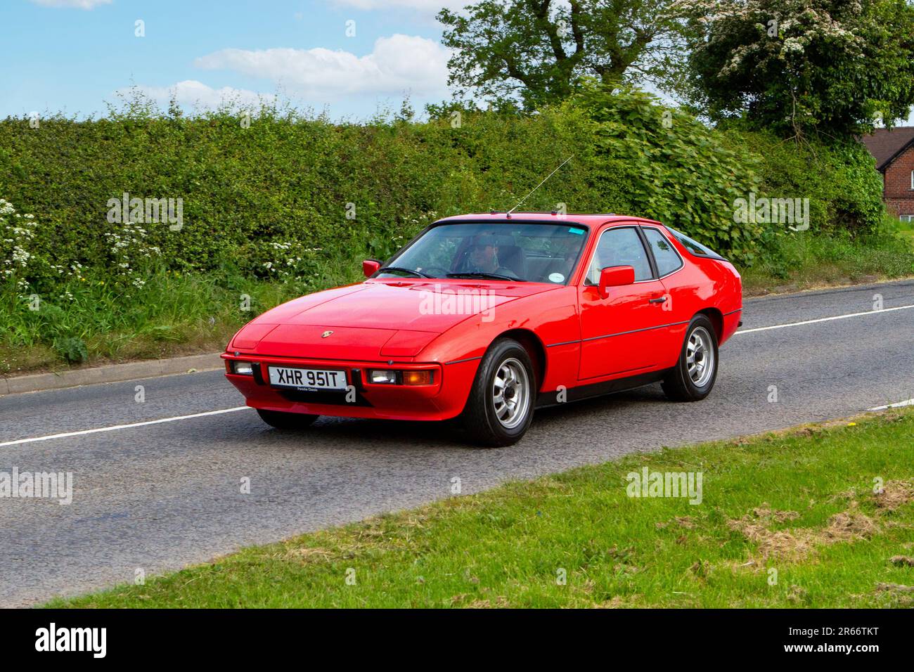 1978 70s Rouge Porsche 924 ; voiture classique d'époque, moteurs d'antan en route vers le salon de voiture Capesthorne Hall Vintage Collectors, Cheshire, Royaume-Uni Banque D'Images