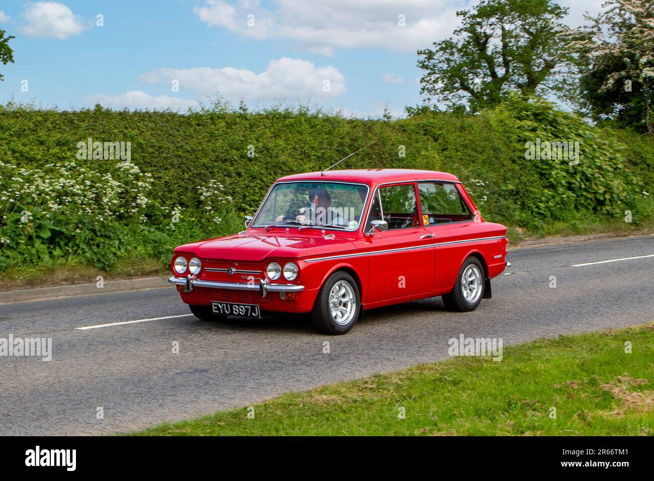 Années 1971 70 seventies Rouge SUNBEAM IMP 876 cc voiture vintage classique, moteurs d'antan en route pour Capesthorne Hall Vintage Collectors salon de voiture Cheshire, Royaume-Uni Banque D'Images