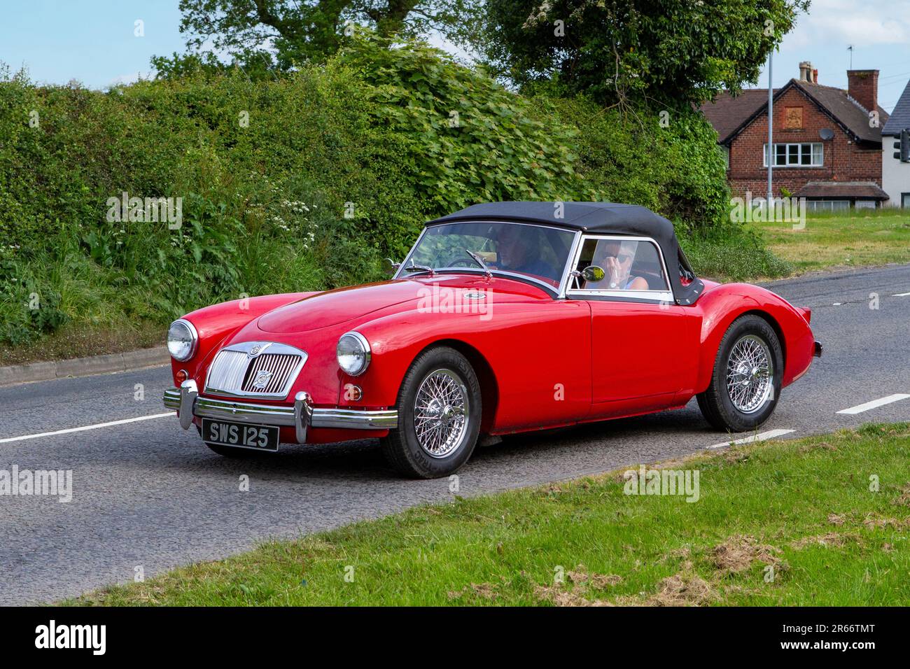1958 Red MG British Classic voiture vintage, moteurs d'antan en route pour Capesthorne Hall Vintage Collectors exposition automobile, Cheshire, Royaume-Uni Banque D'Images