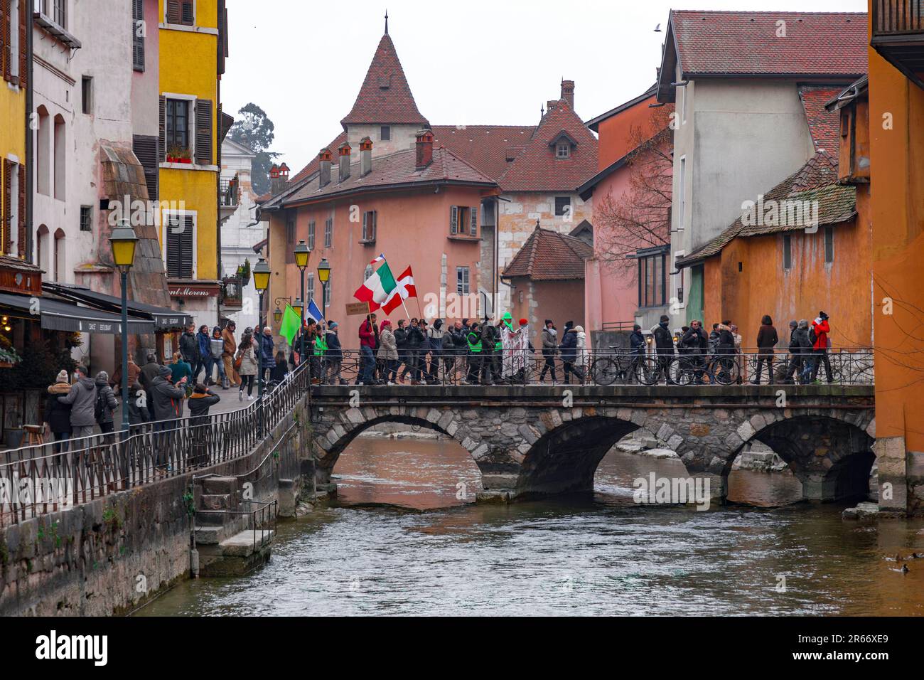 Annecy, France - 29 janvier 2022: Groupe de personnes manifestant contre l'oppression de l'Etat de la santé passe et de l'évacuation sur le public à Annecy St Banque D'Images