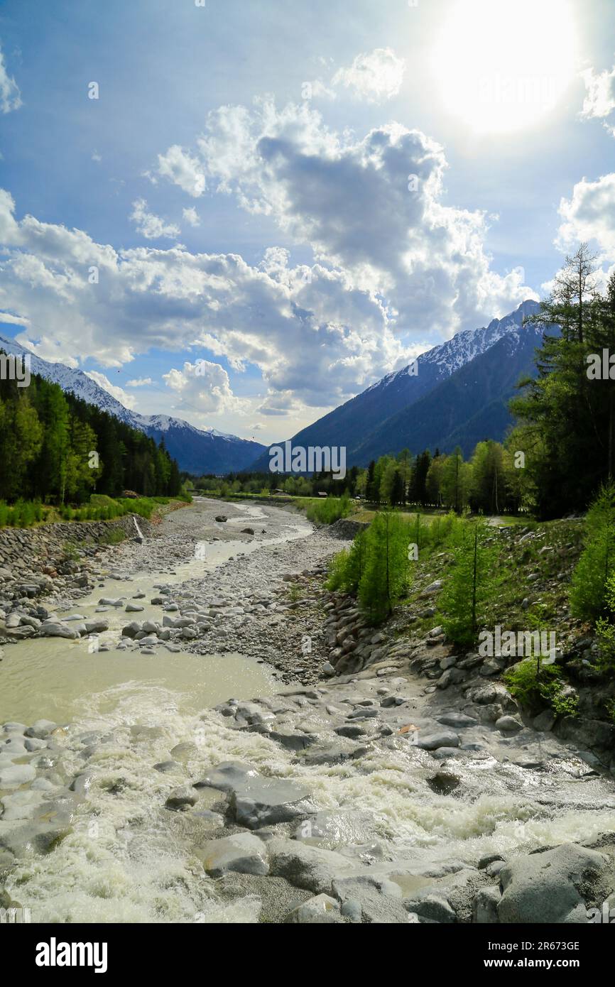 Chamonix, rivière Arve, forêt et montagnes. Banque D'Images