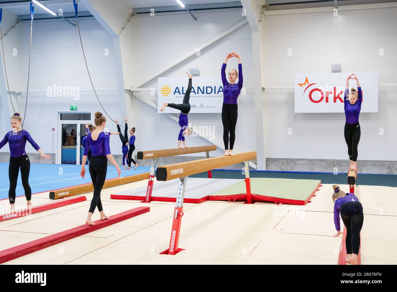 Les gymnastes se réchauffent lors de l'ouverture de la nouvelle salle de gymnastique à Möckelö, sur Åland, le 3 mars 2023. Photo: Rob Watkins Banque D'Images