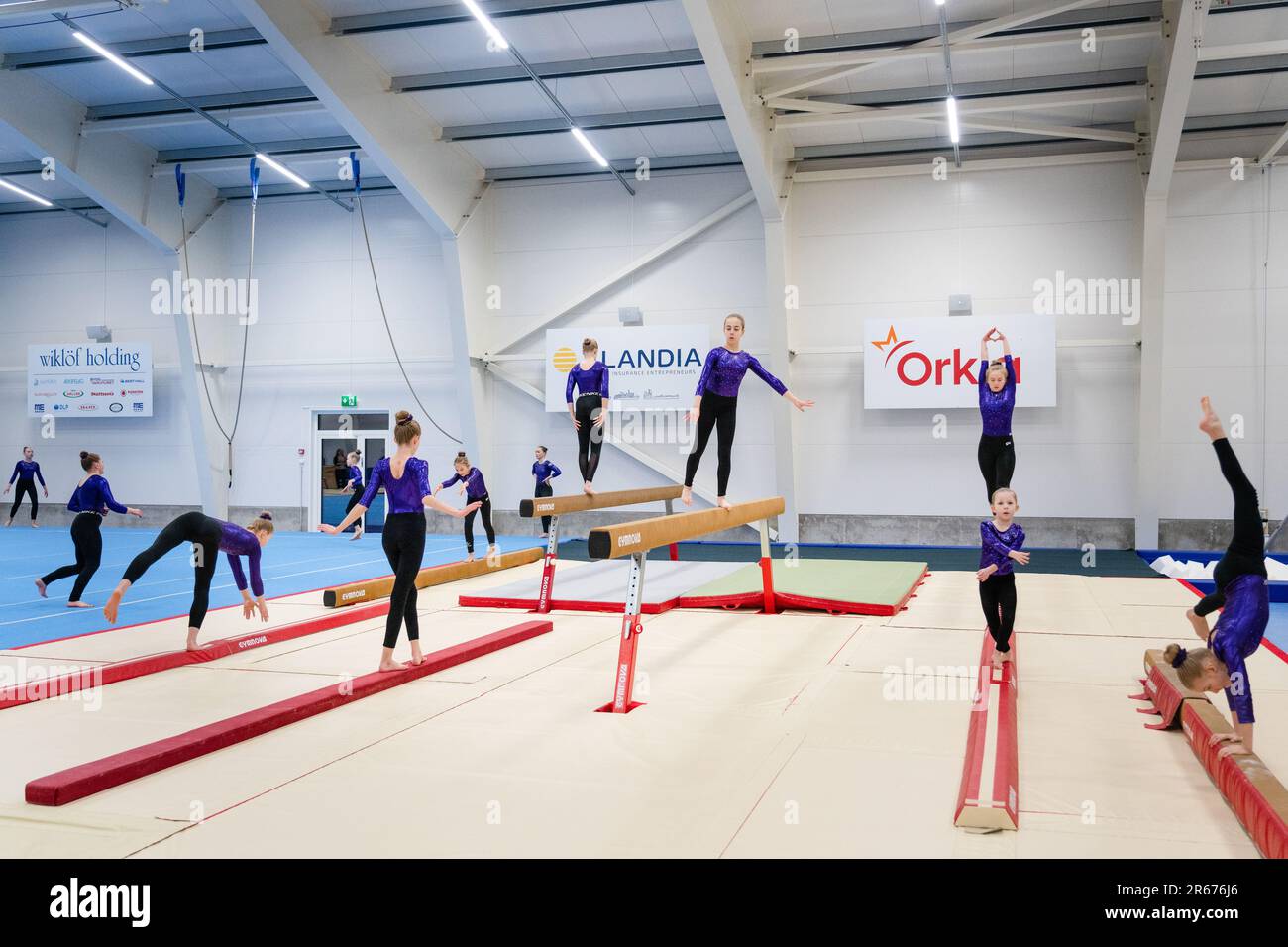 Les gymnastes se réchauffent lors de l'ouverture de la nouvelle salle de gymnastique à Möckelö, sur Åland, le 3 mars 2023. Photo: Rob Watkins Banque D'Images