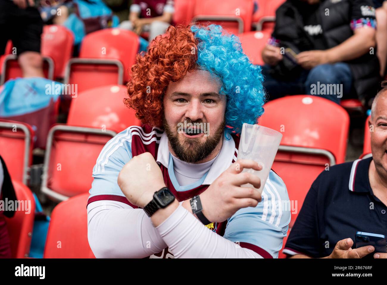 Prague, République tchèque. 07th juin 2023. West Ham United fans vus sur les stands avant la finale de l'UEFA Europa Conference League entre Fiorentina et West Ham United à Fortuna Arena à Prague. Credit: Gonzales photo/Alamy Live News Banque D'Images