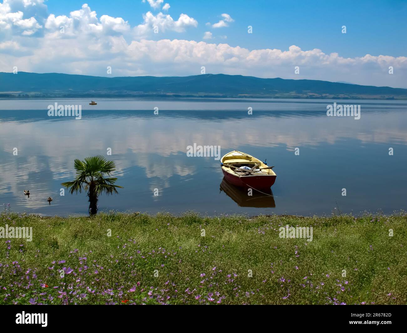 Vue sur le lac de Volvi à Thessalonique en milieu de journée Banque D'Images