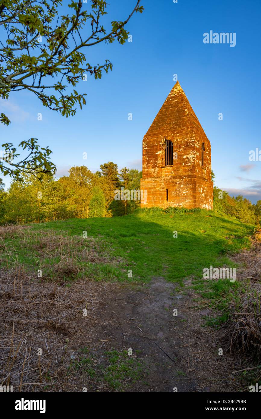 Le Beacon au-dessus de Penrith Cumbria au coucher du soleil à la fin d'une soirée printanière Banque D'Images