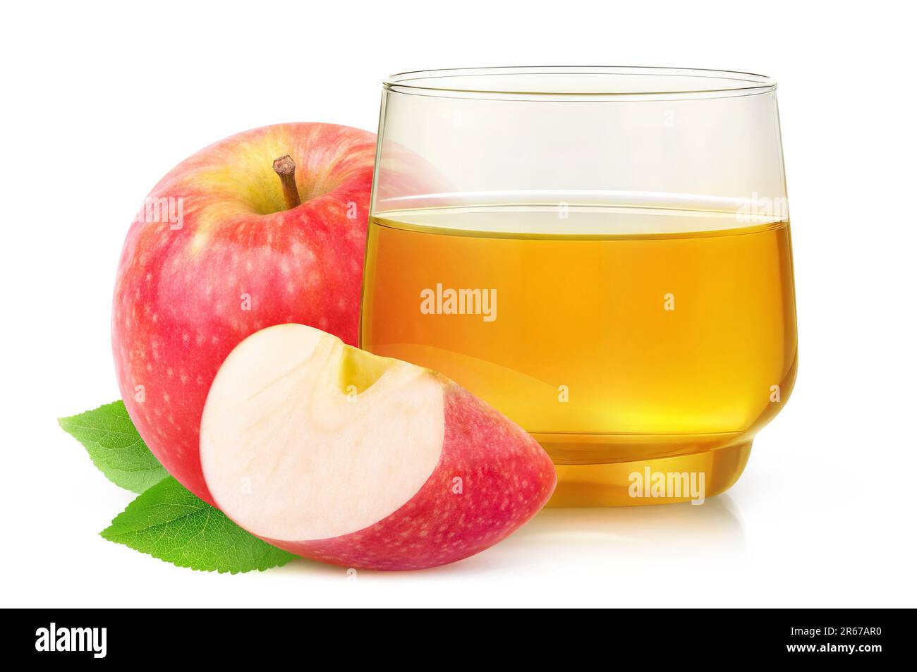 Couper les pommes rouges et le jus de pomme dans un verre, isolé sur le blanc Banque D'Images