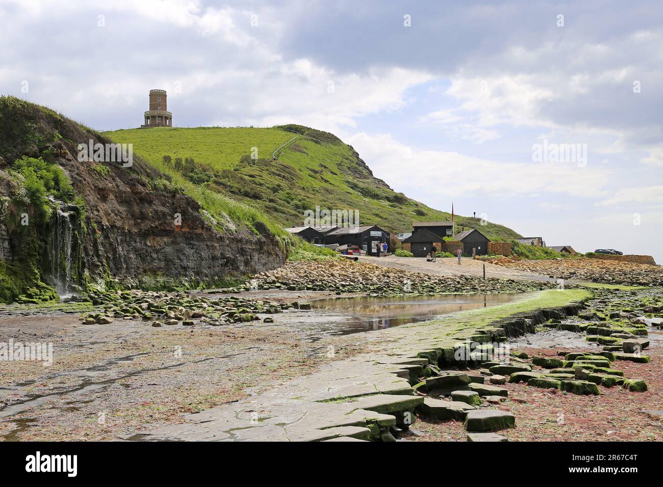 Cascade et tour Clavell, baie de Kimmeridge, domaine de Smedmore, Wareham, île de Purbeck, Dorset, Angleterre, Grande-Bretagne, Royaume-Uni, Europe Banque D'Images