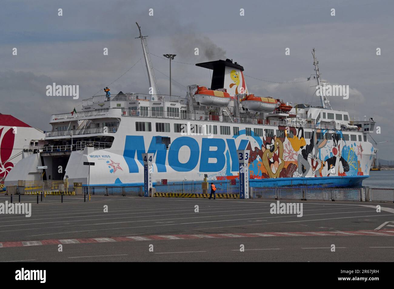 Moby Lines ferry MS Moby Kiss amarré à Piombino, Italie et chargement pour les itinéraires vers la Corse ou l'île d'Elbe. Le navire est peint avec les dessins animés de Looney Tunes avril 23 Banque D'Images