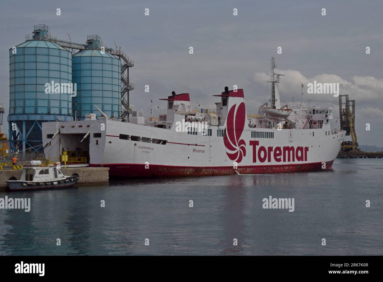 Toremar lignes navire Marmorica quai dans le port de Piombino, Italie et chargement pour les routes vers la Corse ou l'Elbe. Avril 2023 Banque D'Images
