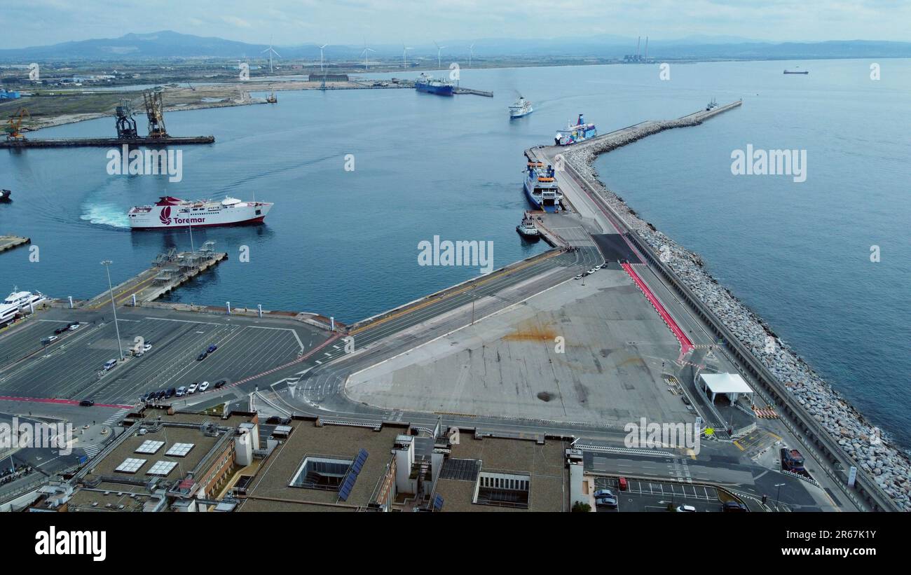 Les lignes Toremar font le quai Rio Marina Bella dans le port de Piombino, en Italie, pour les itinéraires vers la Corse ou l'île d'Elbe. Avril 2023 Banque D'Images