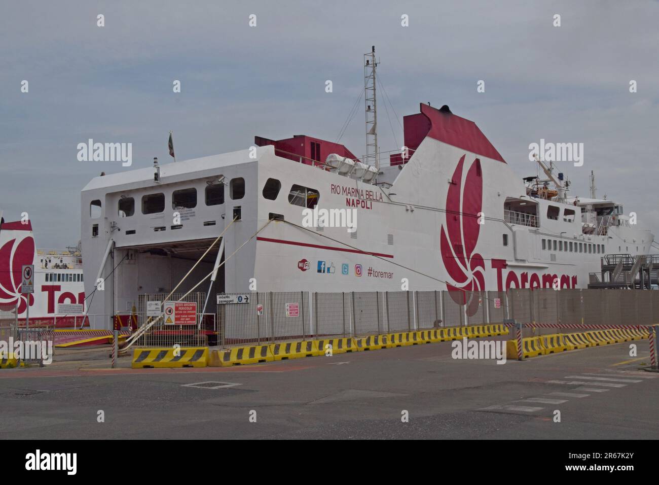 Les lignes Toremar embarque le quai Rio Marina Bella dans le port de Piombino, en Italie, et le chargement pour les routes vers la Corse ou l'île d'Elbe. Avril 2023 Banque D'Images